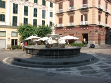 Scappa da scuola e si lancia nella fontana di piazza Umberto I